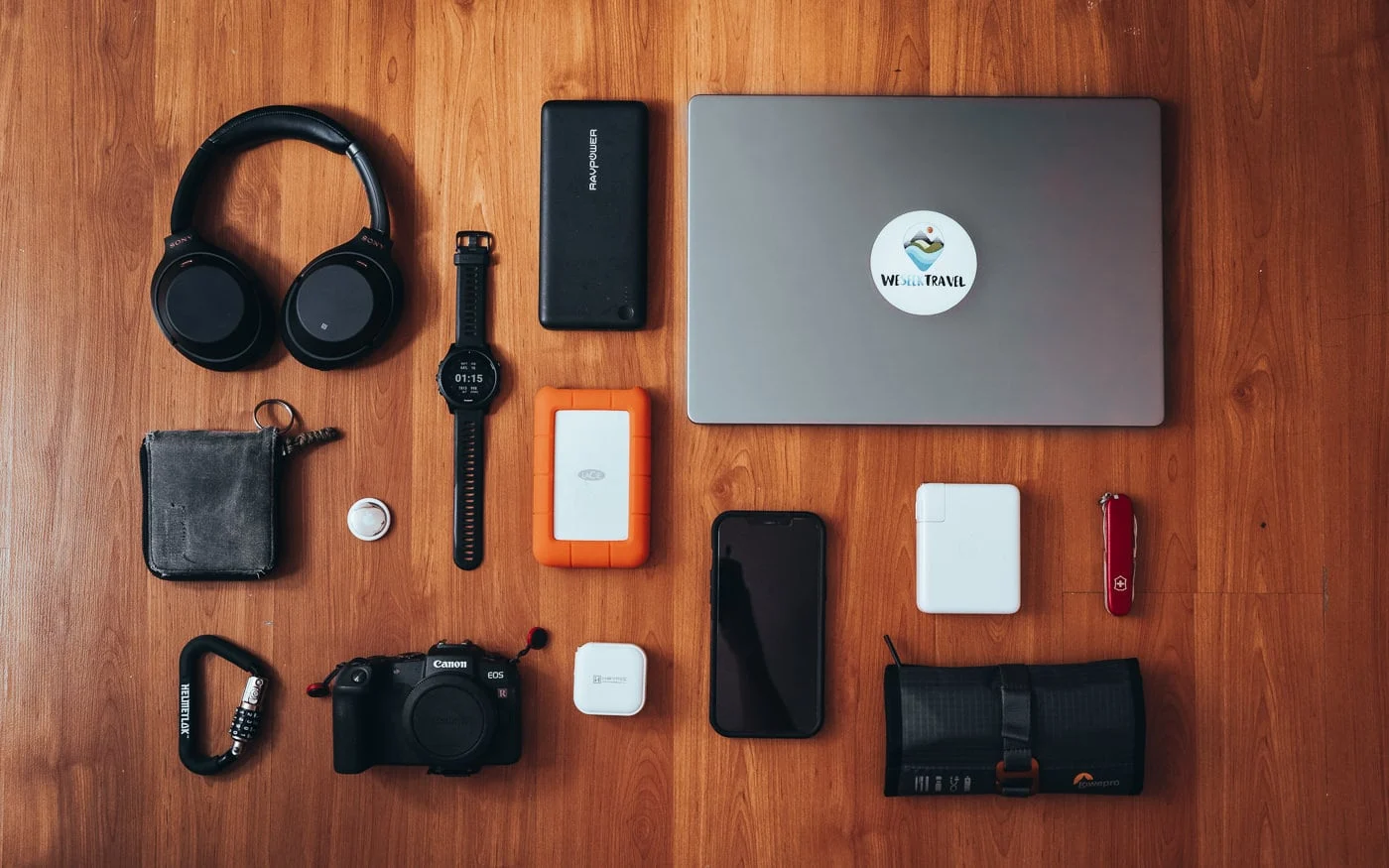 digital-nomad-packing-list-feature-img-1